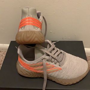 NIB-kids-4 adidas Sobakov J-lt brown/grey gum sole